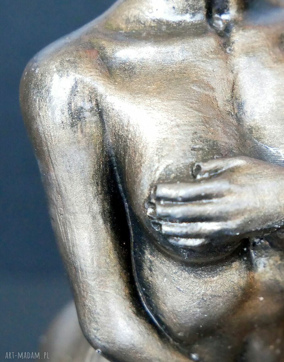 Rzeźba z gipsu - figurka kobiety w oliwkowym metalicznym kolorze, wys. 8,5 cm