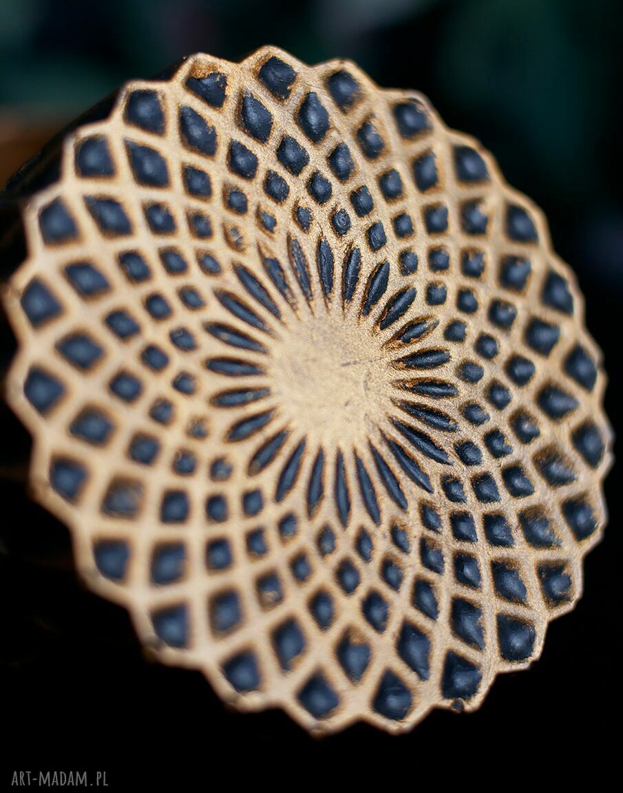 Złote pudełko z rzeźby z gipsu - dekoracyjne przechowywanie