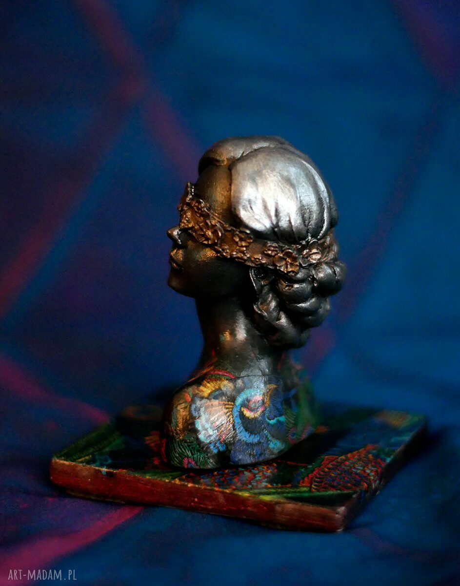 Rzeźba z gipsu - portret kobiety z tatuażem i kwiatami na oczach, z podstawką (wys. 9 cm)