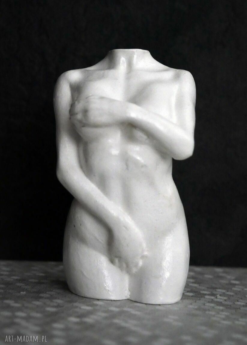 Figurka kobiety w bieli z gipsu - rzeźba dekoracyjna 8,5 cm