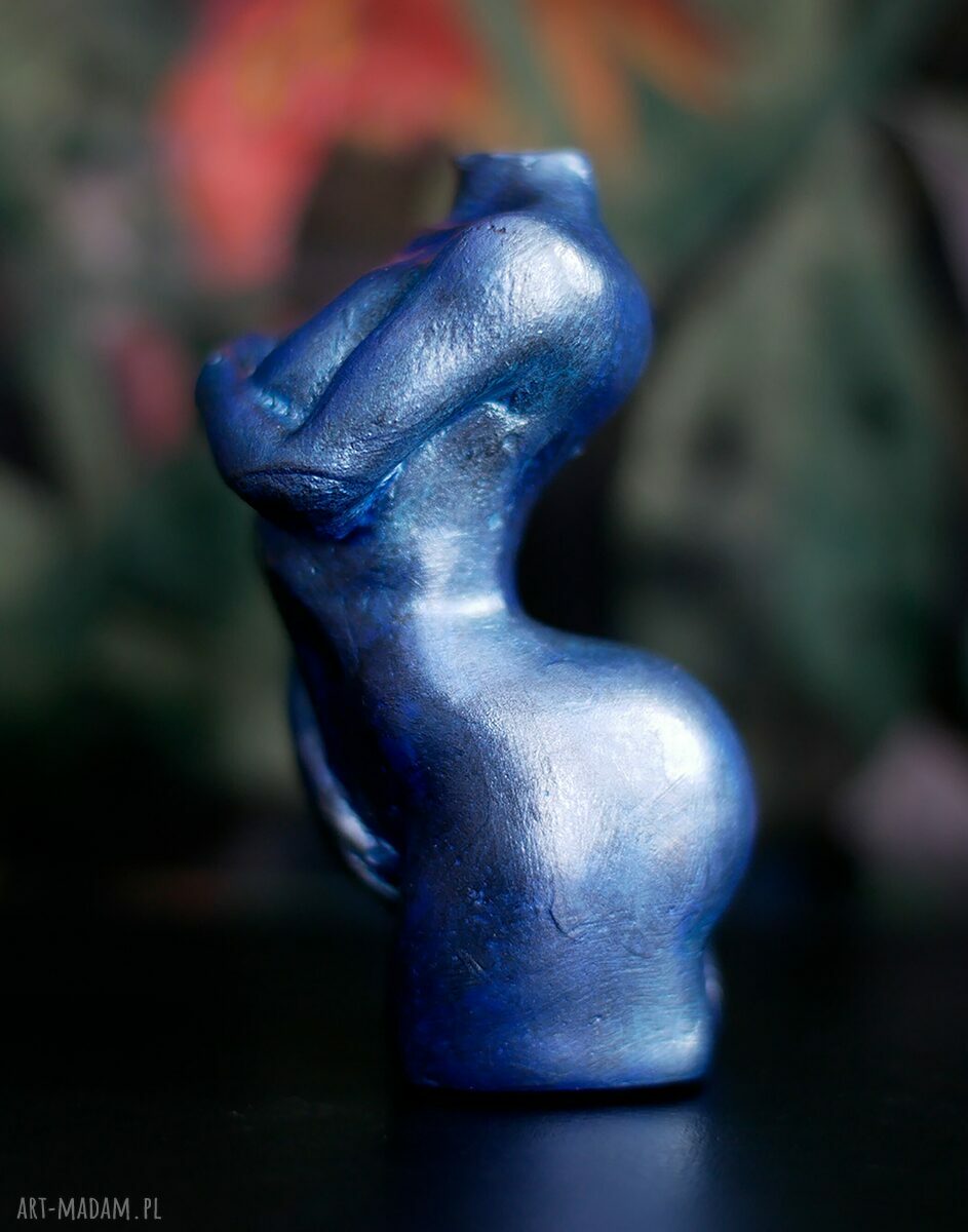 Rzeźba z gipsu - niebieska kobieta 8,5 cm handmade