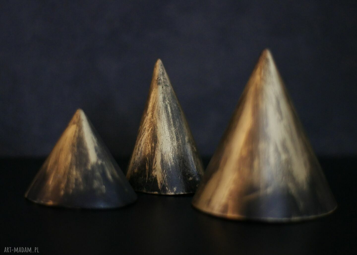Rzeźba z gipsu: trzy stożki na biżuterię, złoty metaliczny