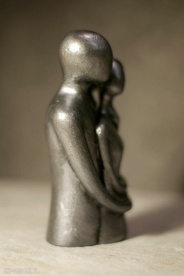 Ręcznie robiona rzeźba z gipsu „Zakochani” w grafit metalicznym, wys. 11,5 cm