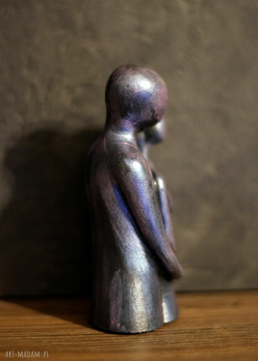 Rzeźba z gipsu Zakochani - fioletowo-niebieska, wys. 11,3 cm