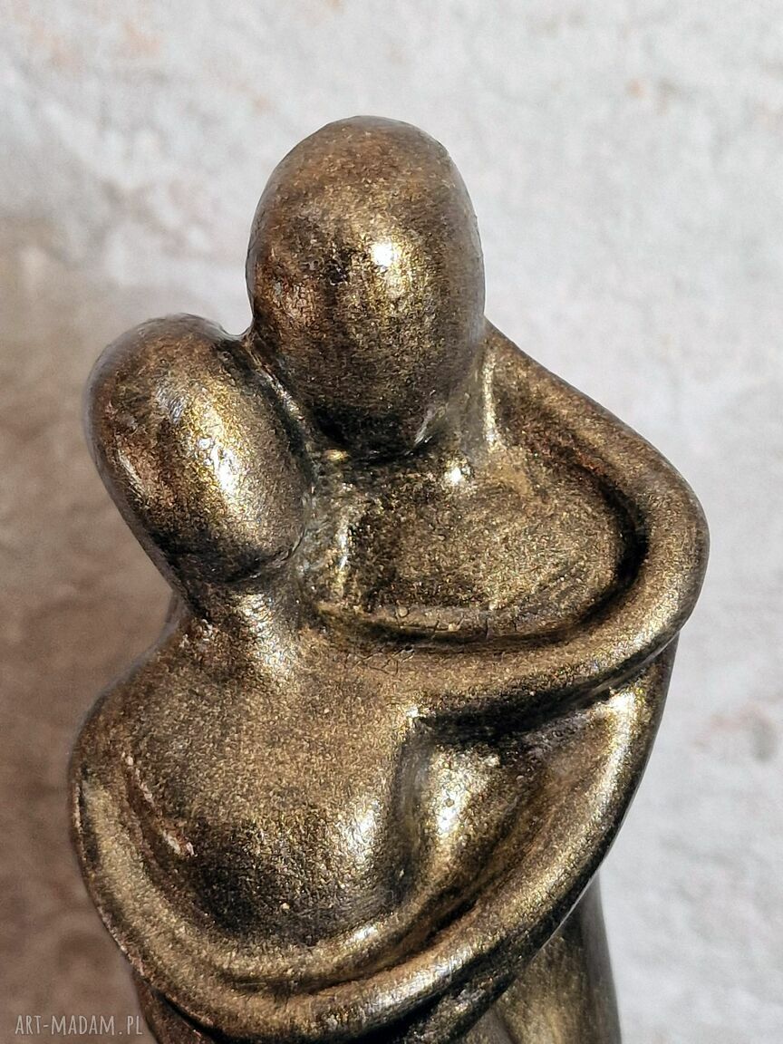 Rzeźba z gipsu 'W Twoich Ramionach' złota, wys. 15,2 cm