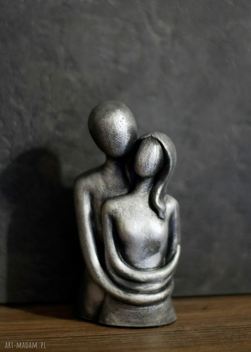 Rzeźba z gipsu Zakochani w jasnym srebrze - wys. 11,2 cm