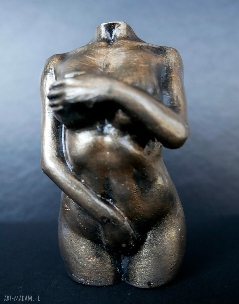 Rzeźba z gipsu - figurka kobiety w oliwkowym metalicznym kolorze, wys. 8,5 cm
