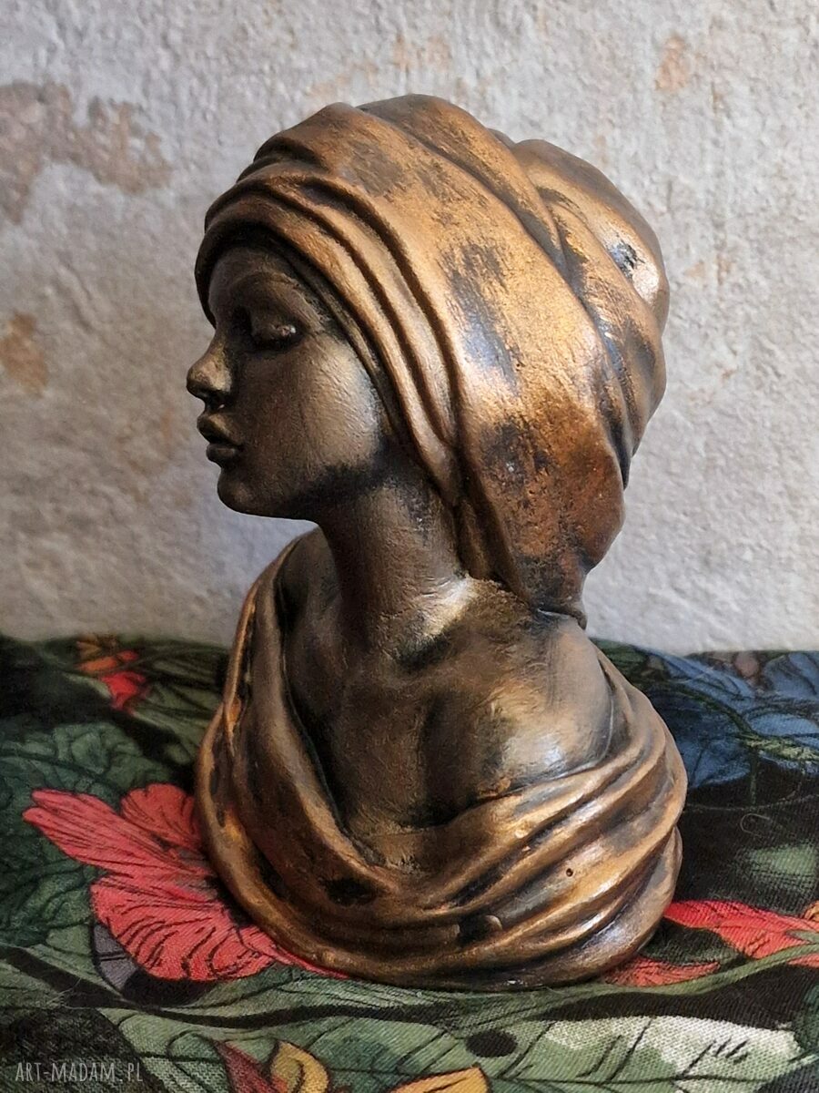 Rzeźba z gipsu - Zamyślona kobieta w chuście, wys. 9,3 cm