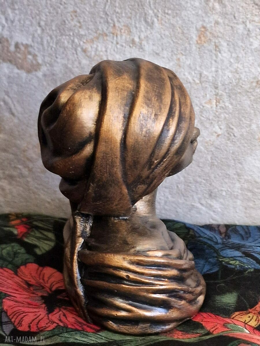 Rzeźba z gipsu - Zamyślona kobieta w chuście, wys. 9,3 cm
