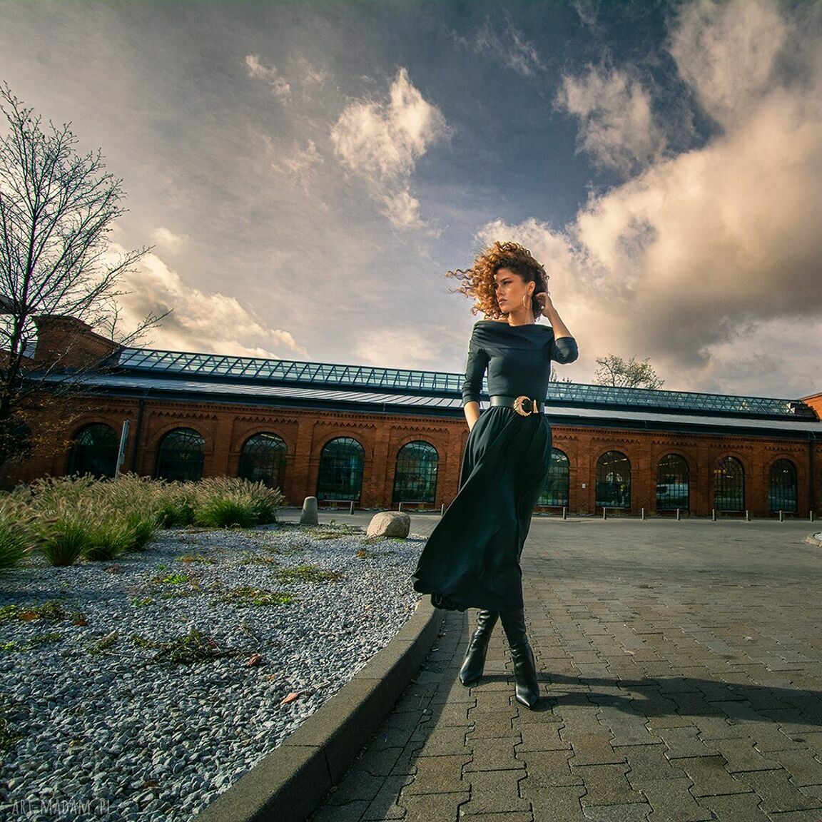 Sandy black - czarna sukienka elegancka z kieszeniami Milita Nikonorov