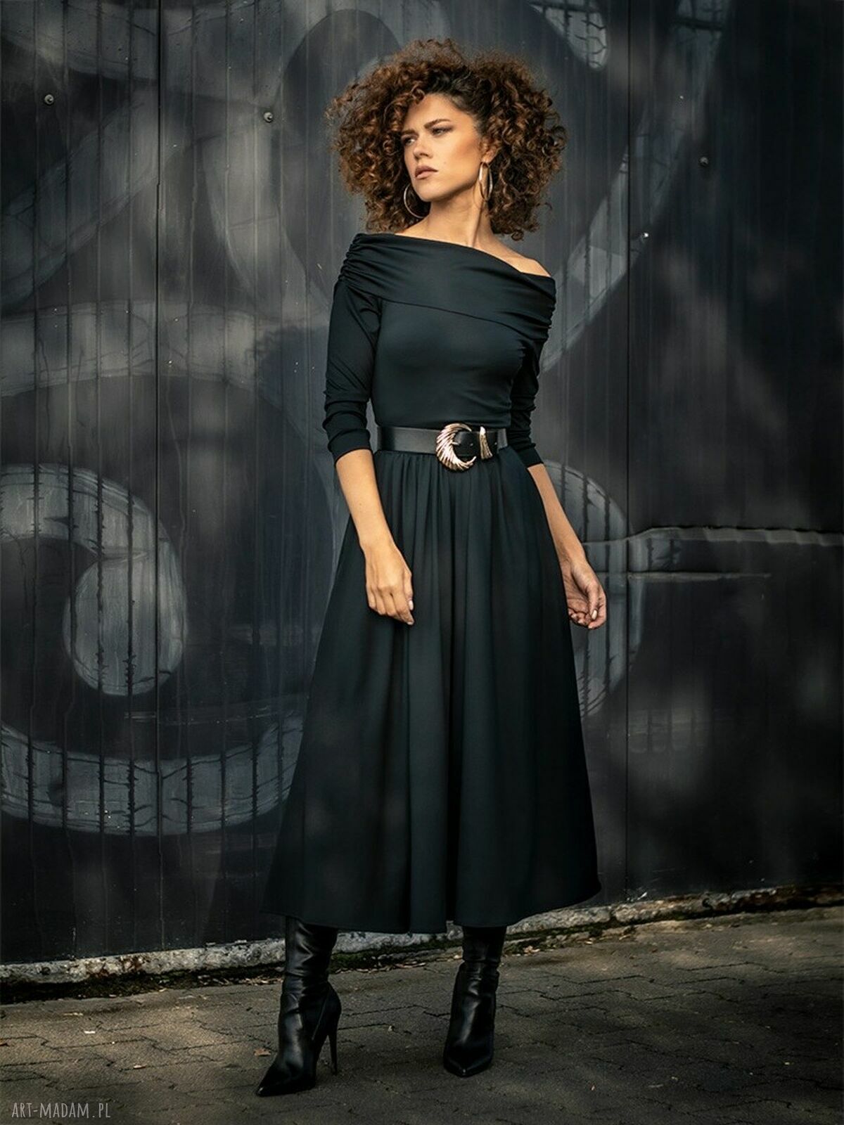 Sandy Black - wygodna i elegancka czarna sukienka z marszczeniem i kieszeniami