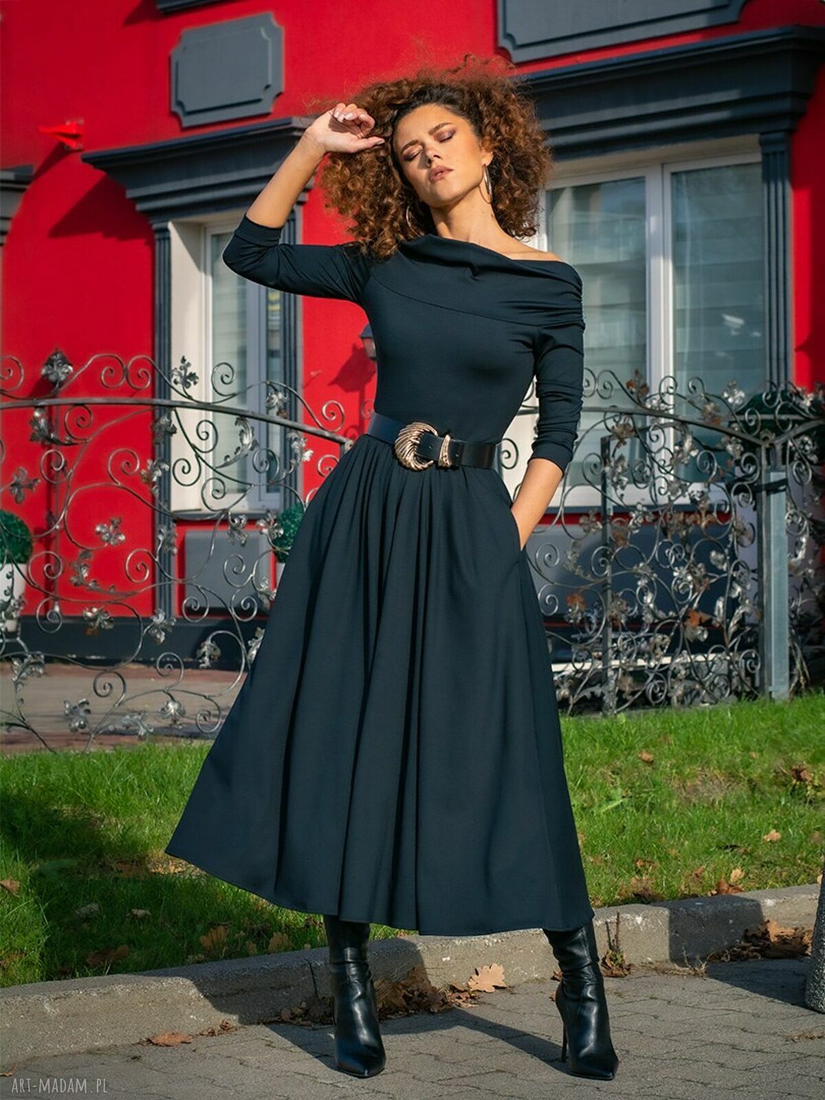 Sandy Black - wygodna i elegancka czarna sukienka z marszczeniem i kieszeniami