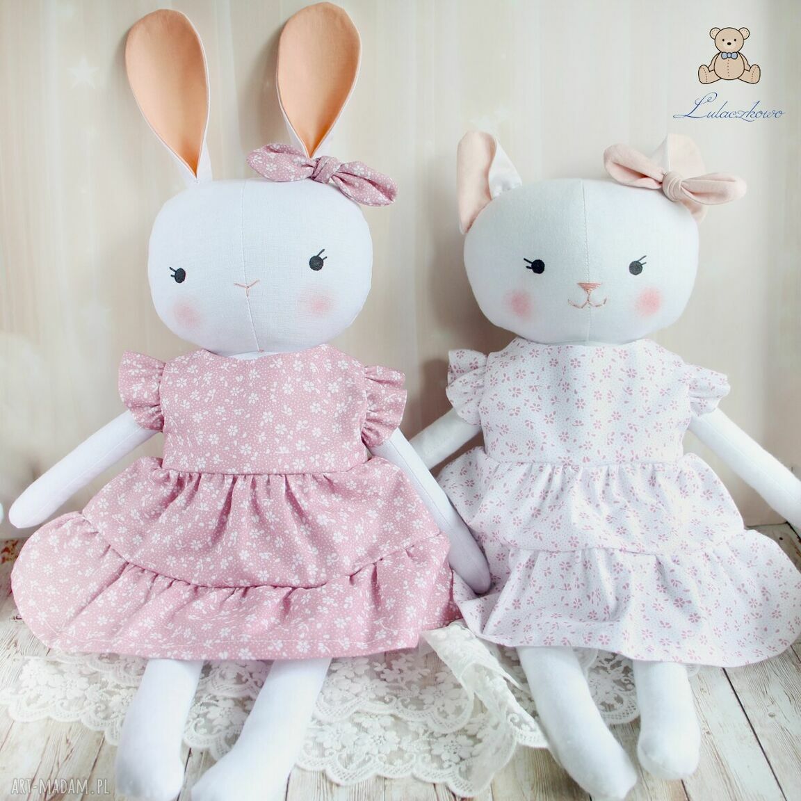 Króliczek Sara - przytulanka 39 cm w sukience w kwiaty z falbankami, róż retro