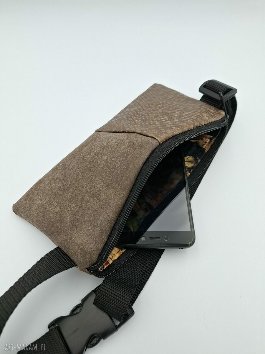 Brązowa mini nerka handmade w motyw plastra miodu