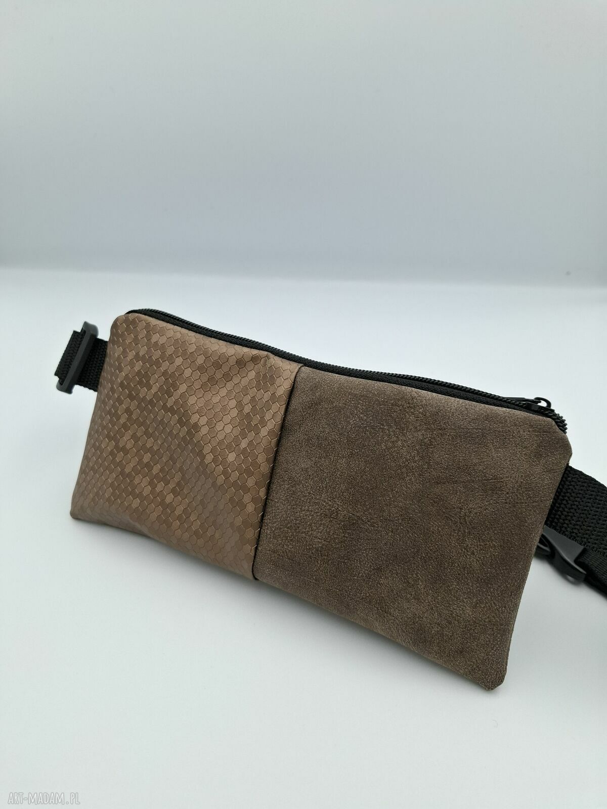 Brązowa mini nerka handmade w motyw plastra miodu