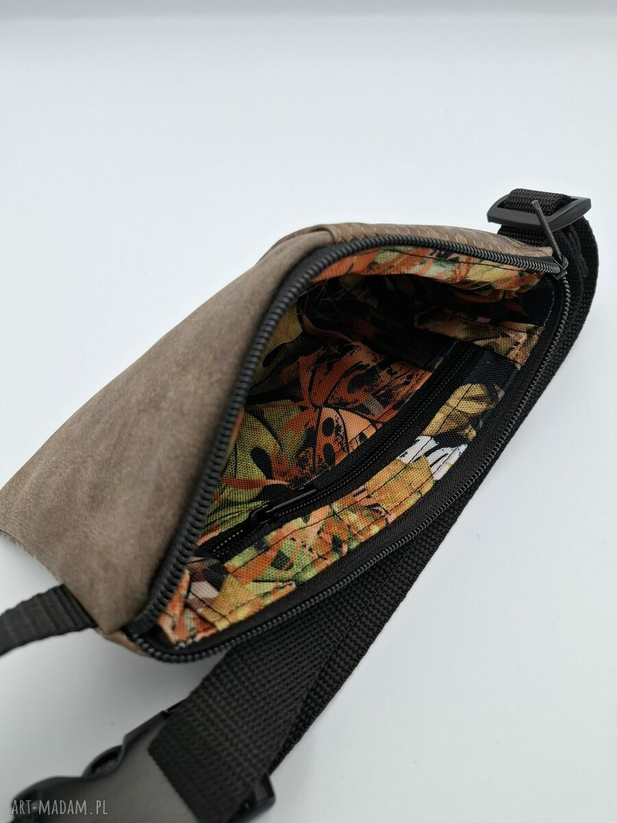 Brązowa mini nerka handmade w motyw plastra miodu