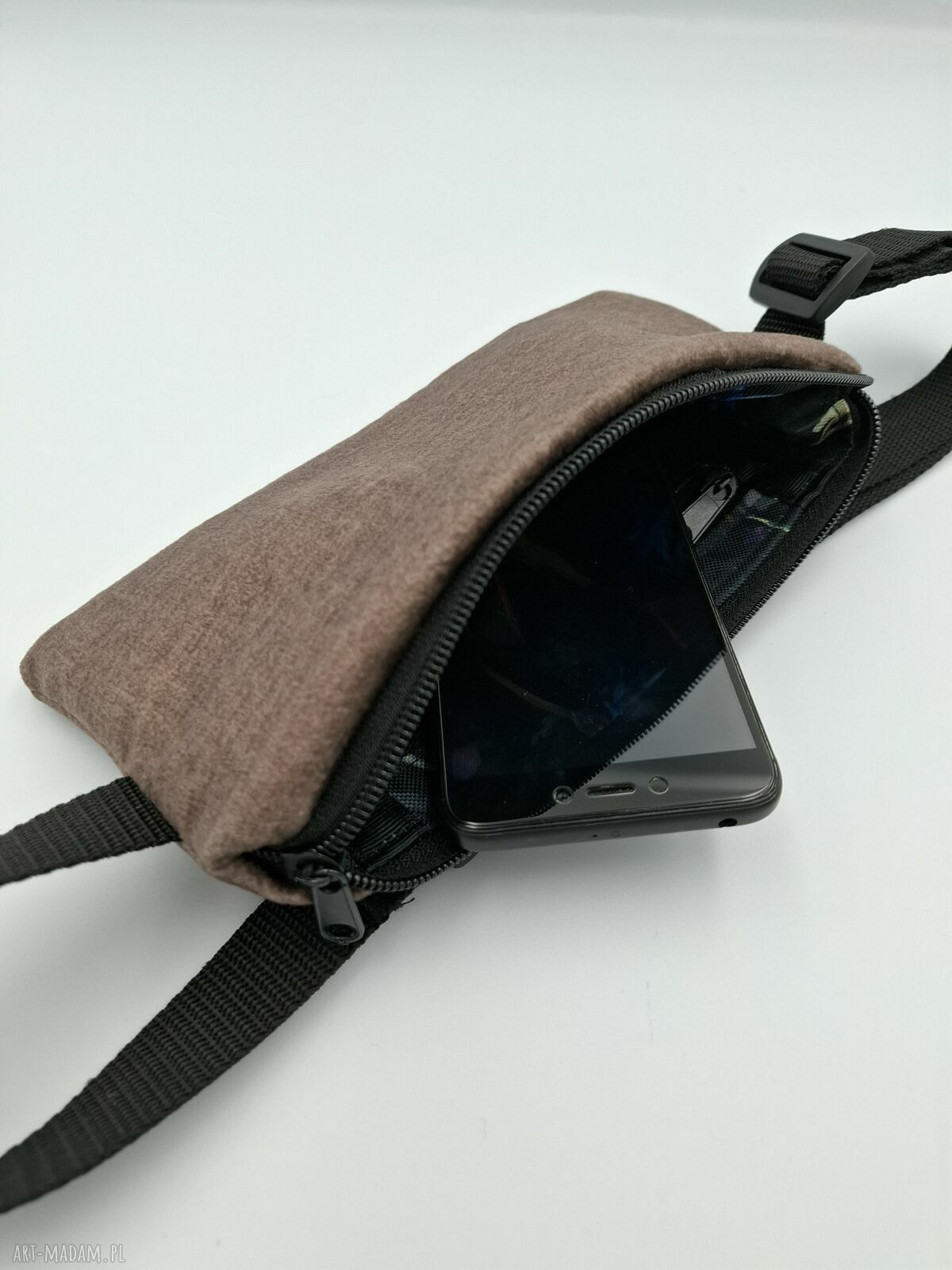 Brązowa saszetka nerka handmade z regulowanym paskiem