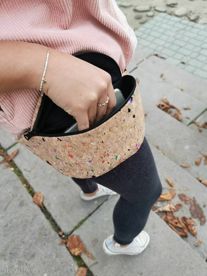 Korkowa nerka Gawka w kolorowe ciapki - pojemna saszetka na regulowanym pasku