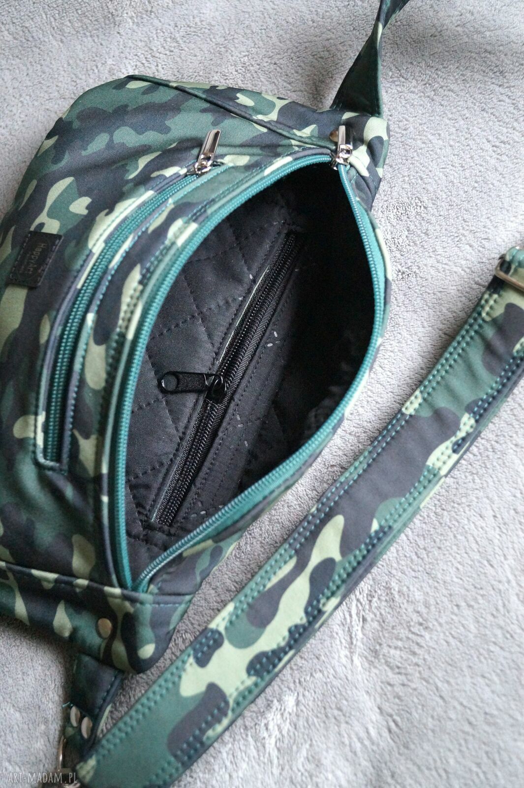 Saszetka nerka midi w moro - 3 kieszenie i wodoodporny softshell