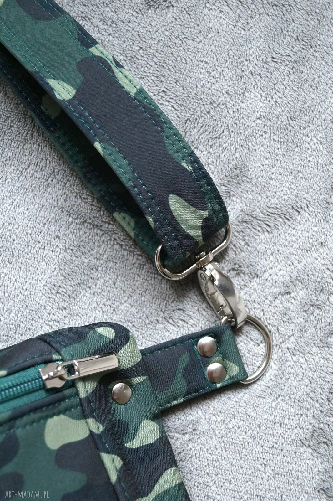Saszetka nerka midi w moro - 3 kieszenie i wodoodporny softshell
