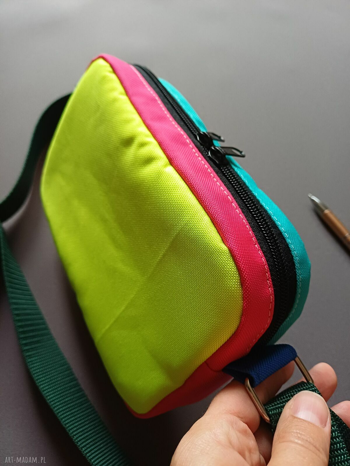 Torebka saszetka Play with colors na telefon - wodoodporna i kolorowa na ramię