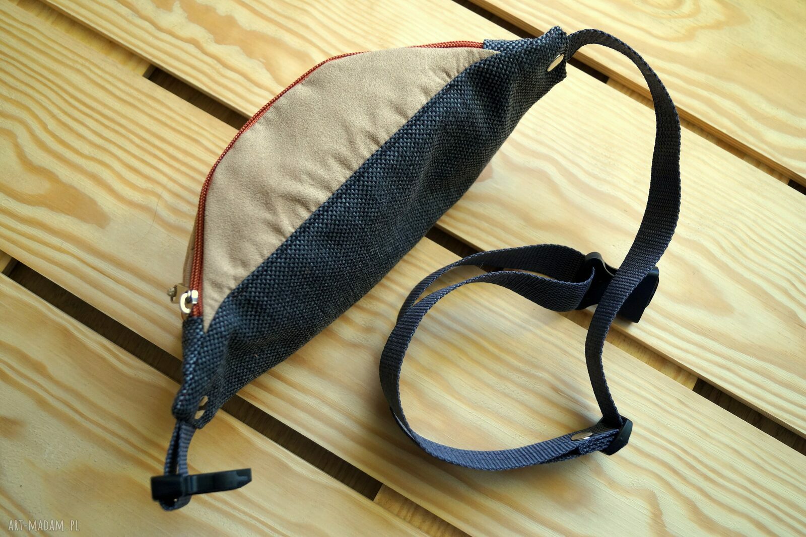 Kocia nerka handmade z beżowego pluszu - saszetka biodrowa z haftowanymi oczami