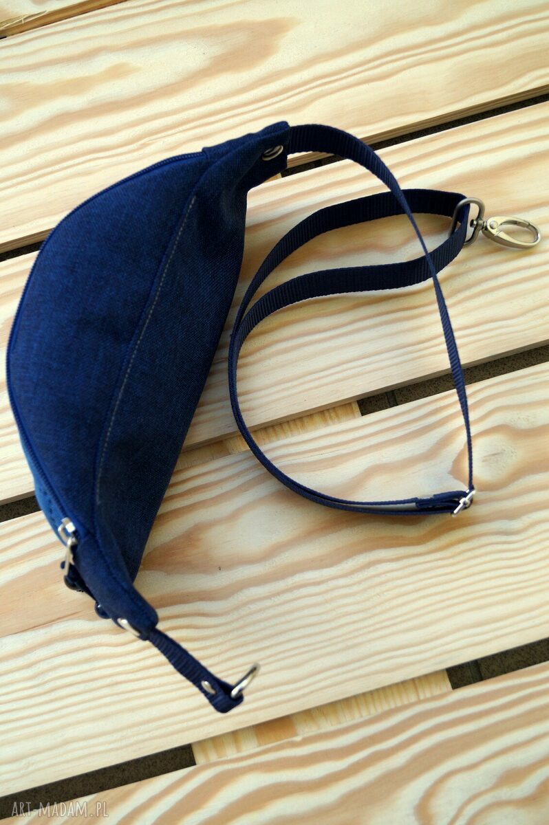 Handmade nerka-saszetka w niebieskiej pikówce z haftowaną łapką