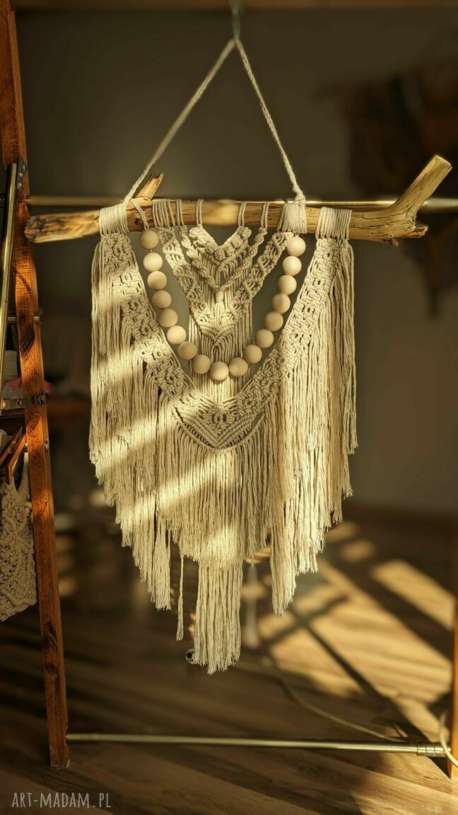 Makrama ścienna boho - beżowo-biała z drewnianymi koralami