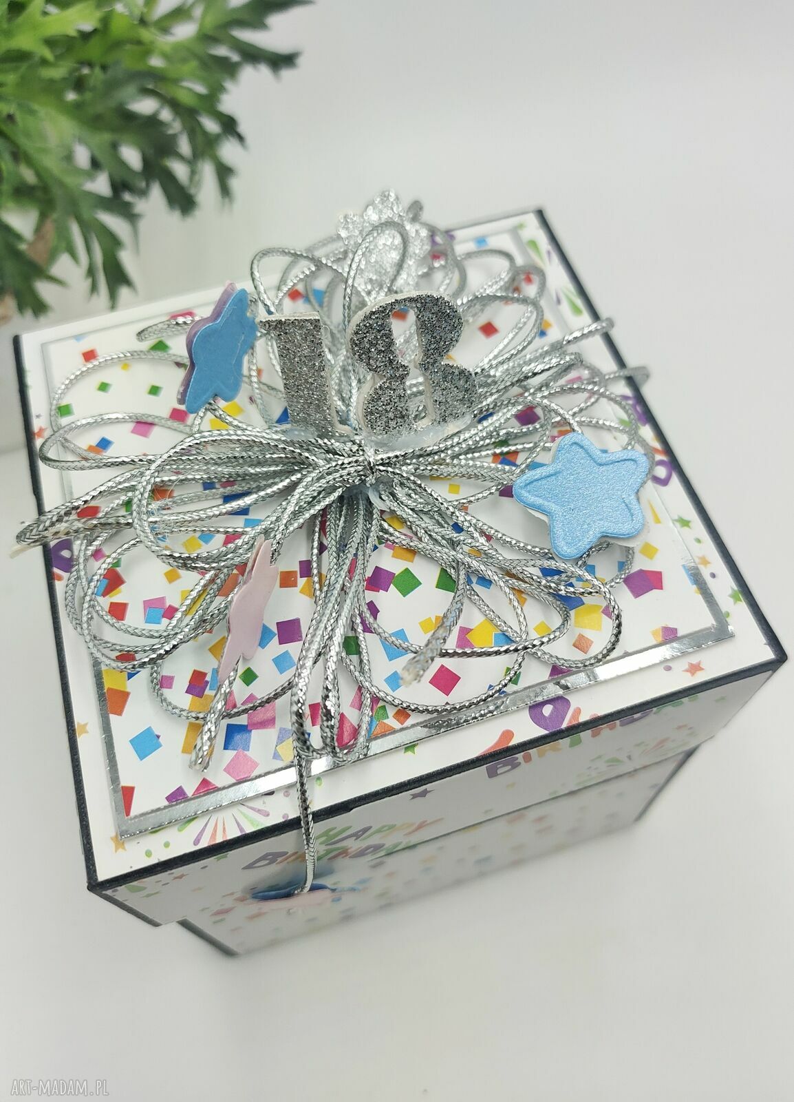 Kartka urodzinowa 3D typu exploding box na 18. urodziny z niespodzianką
