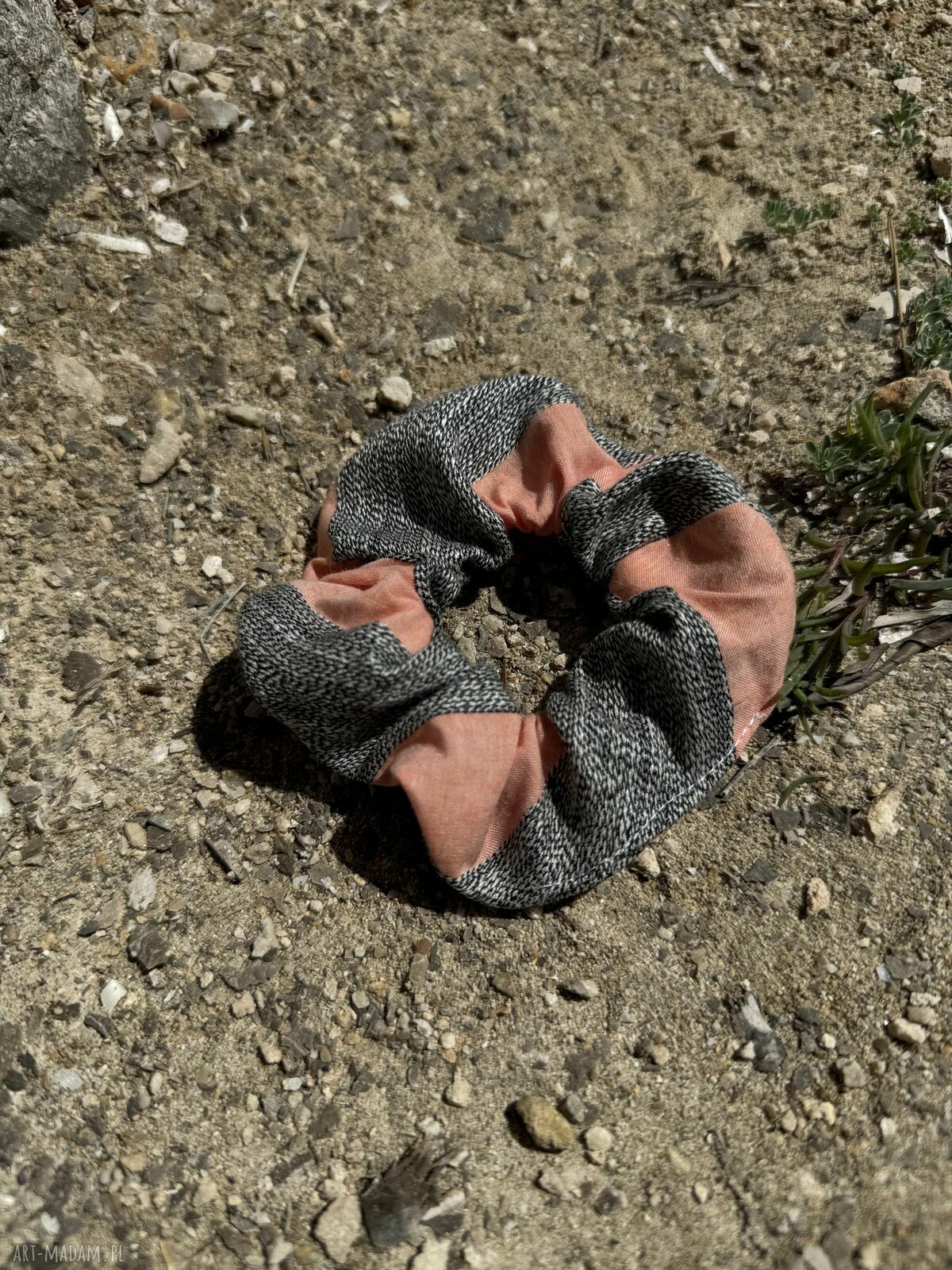 Handmade scrunche w szaro-pomarańczowe pasy - gumka do włosów z bawełny