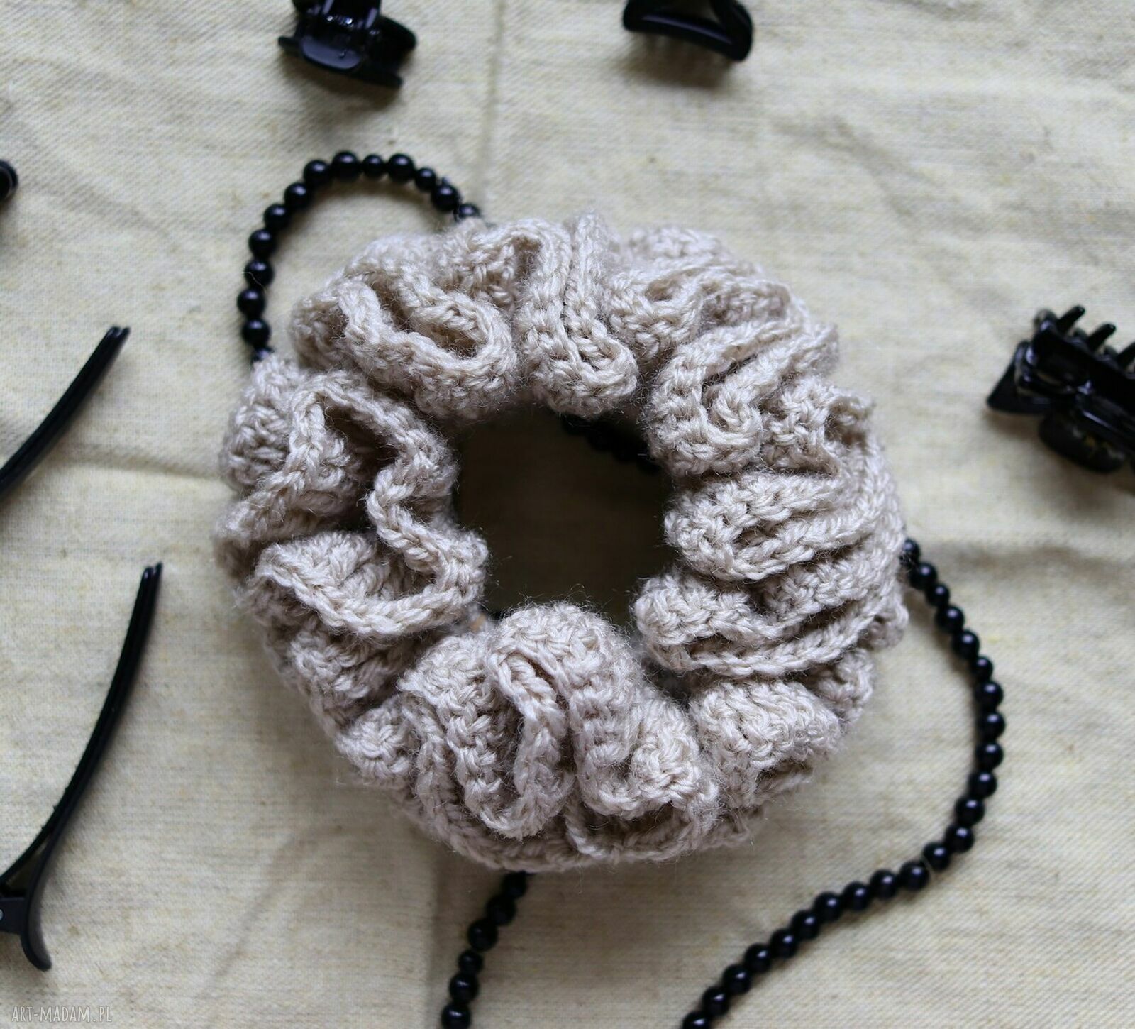 Scrunchie-frotka szydełkowa w brudnym beżu - gumka bez metalowego łącznika