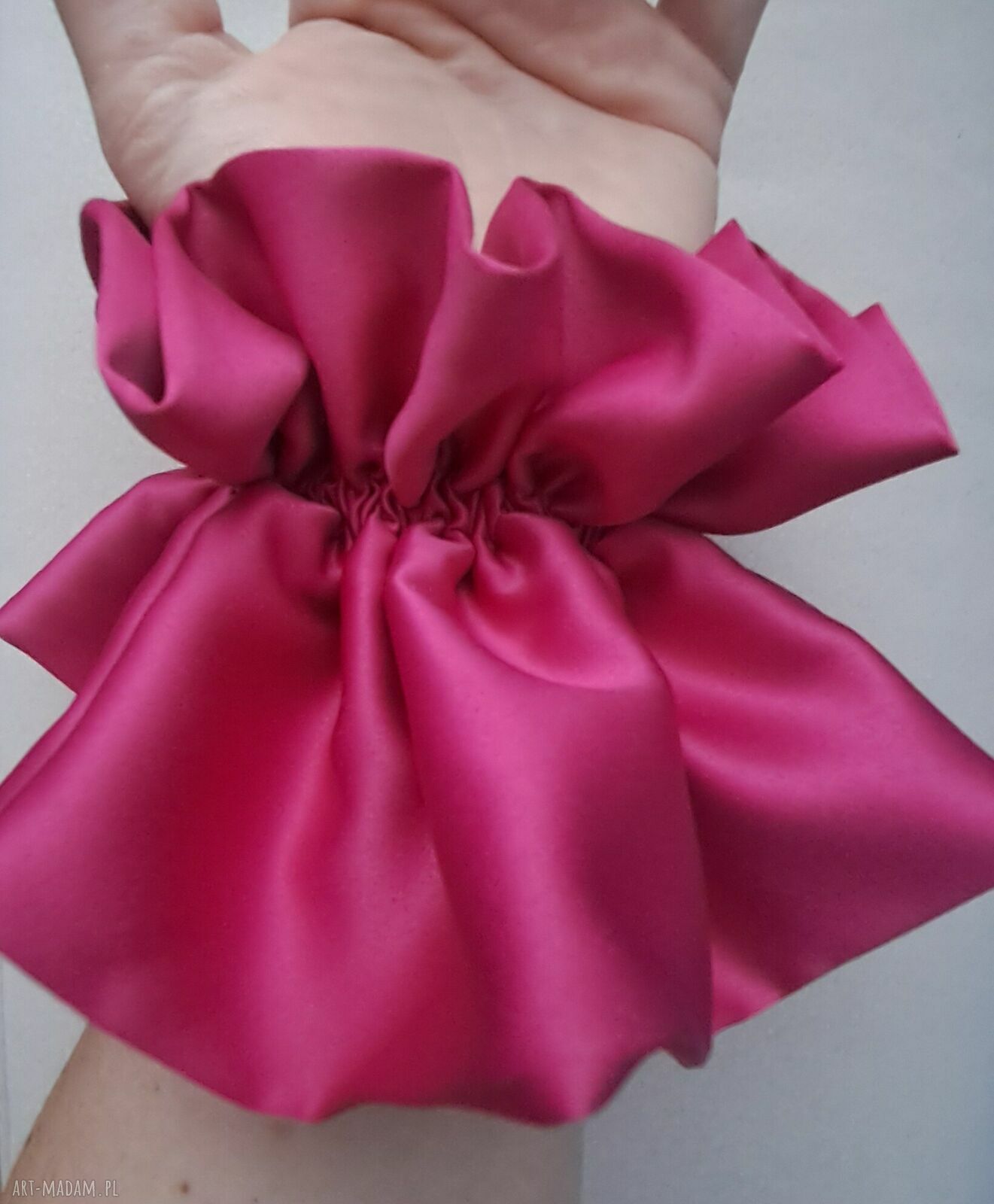 Różowa scrunchie z satyny - ręcznie robiona ozdoba do włosów