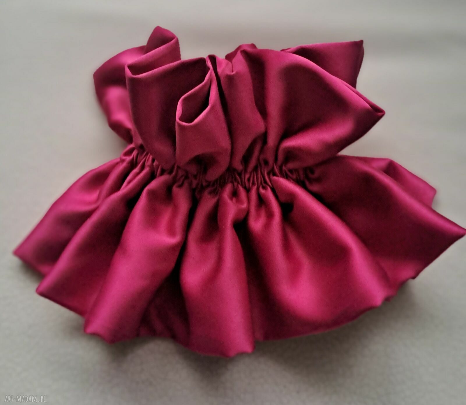 Różowa scrunchie z satyny - ręcznie robiona ozdoba do włosów