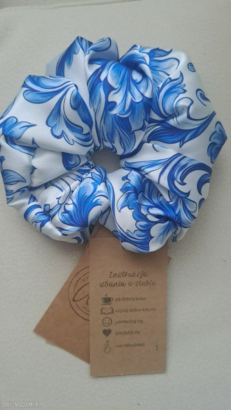 Satynowe scrunchie handmade - wyraziste gumki do włosów