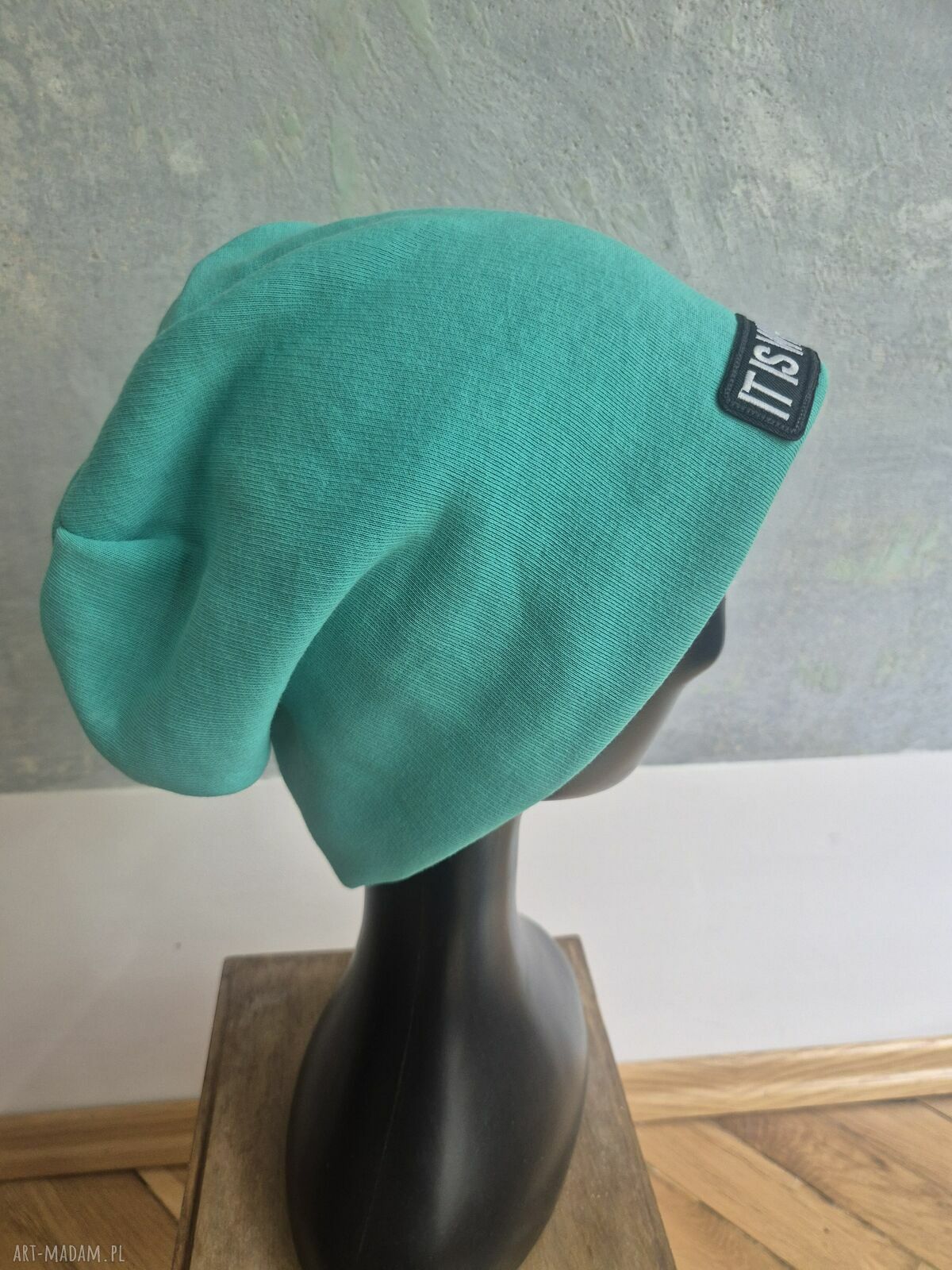 Seledynowa czapka handmade z naszywką i nadrukiem na podszewce - rozmiar uniwersalny
