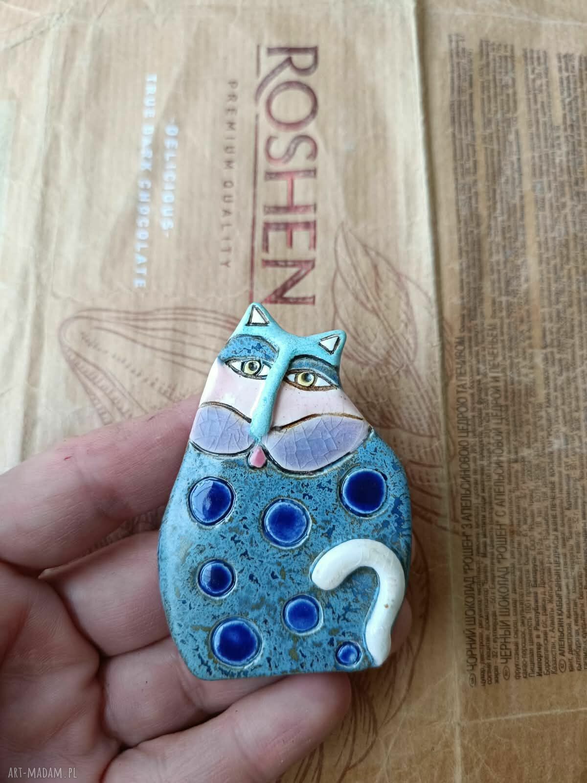 Seledynowa ceramiczna broszka kotka w grochy