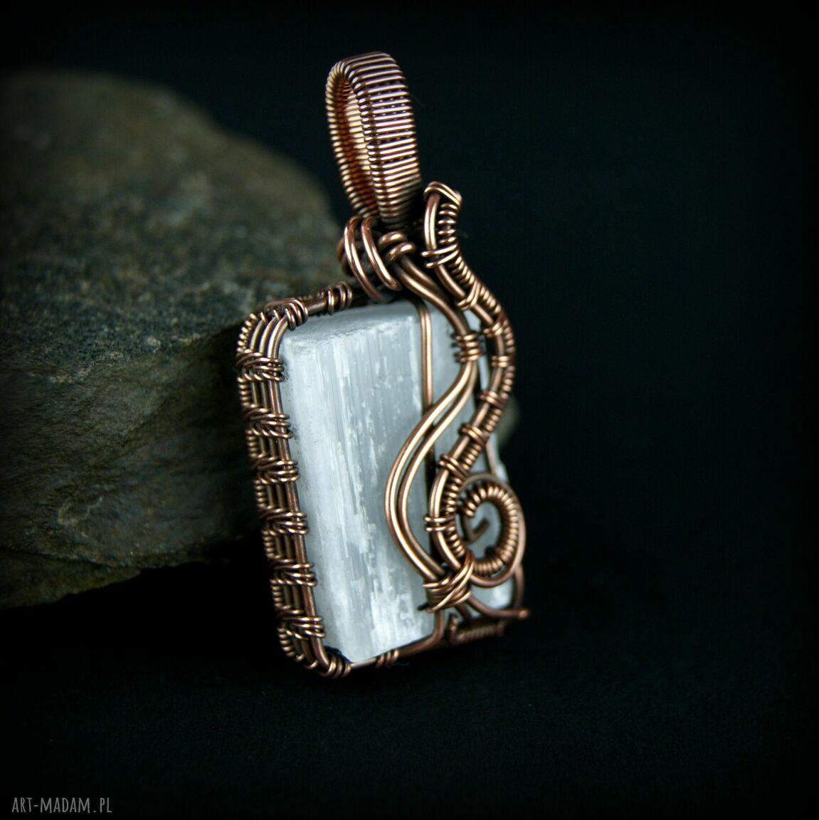 Wisiorek z selenitu w technice wire wrapping z miedzi