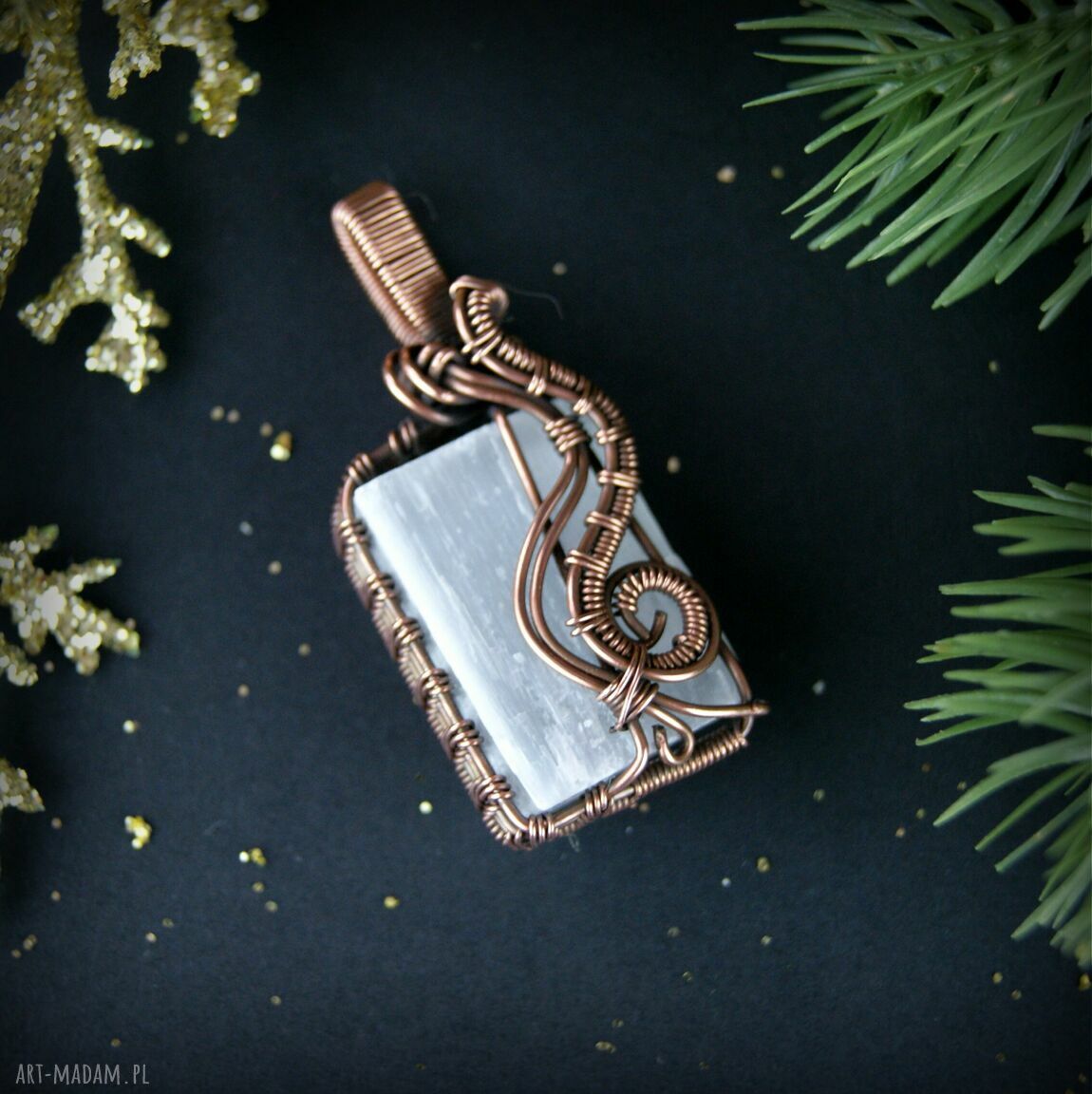 Wisiorek z selenitu w technice wire wrapping z miedzi