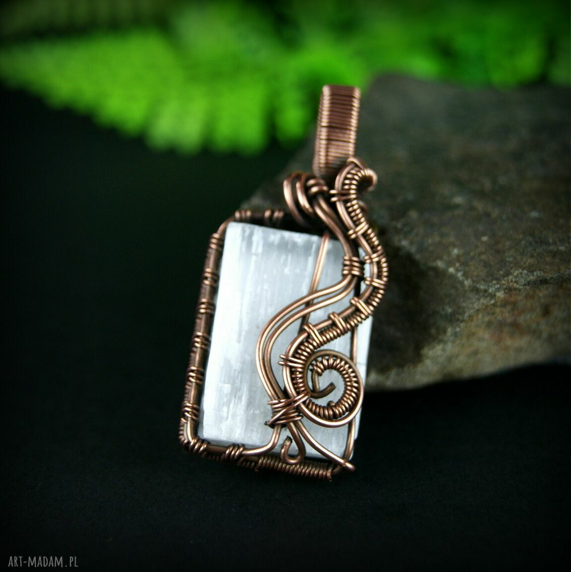 Wisiorek z selenitu w technice wire wrapping z miedzi