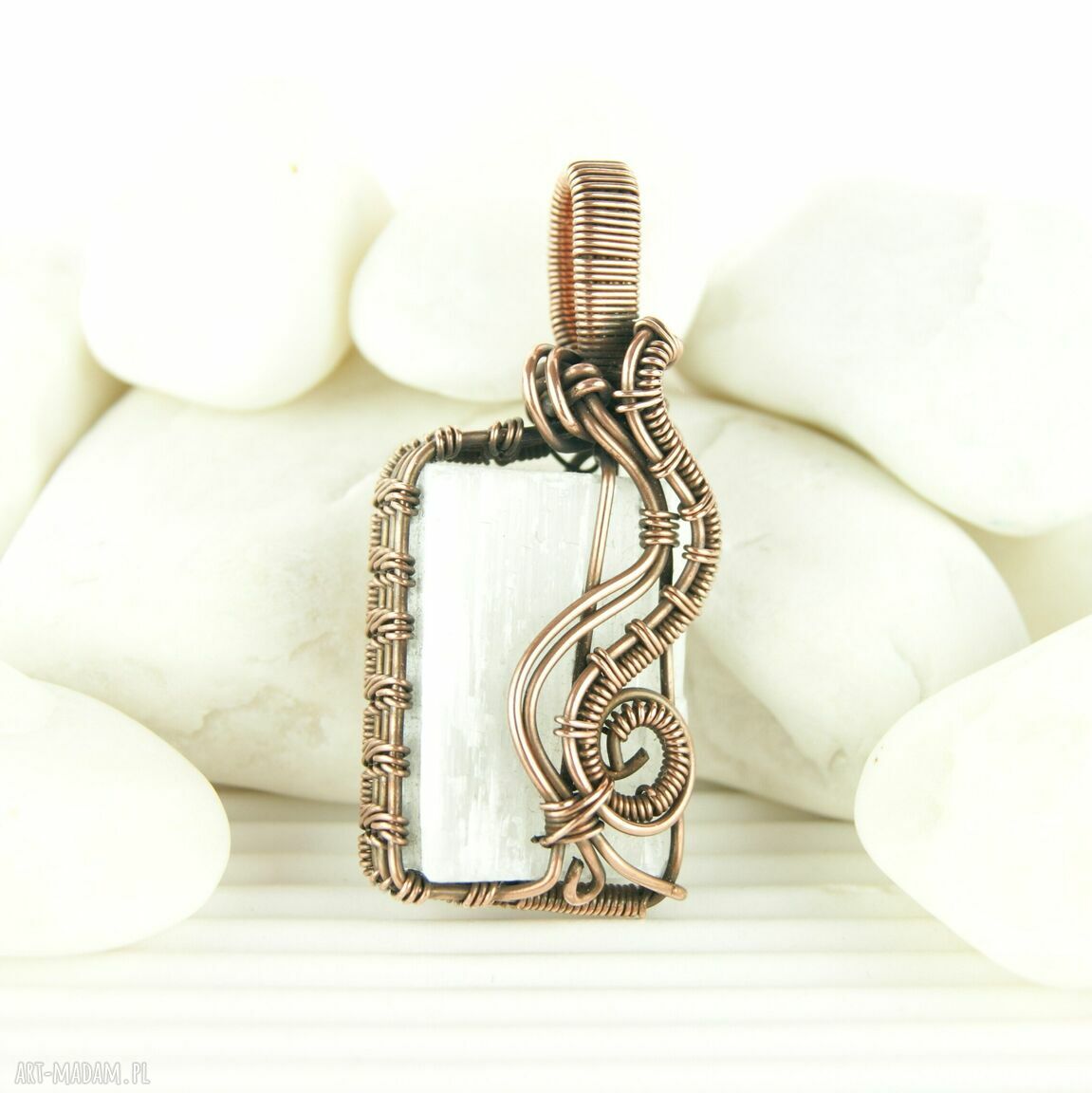 Wisiorek z selenitu w technice wire wrapping z miedzi