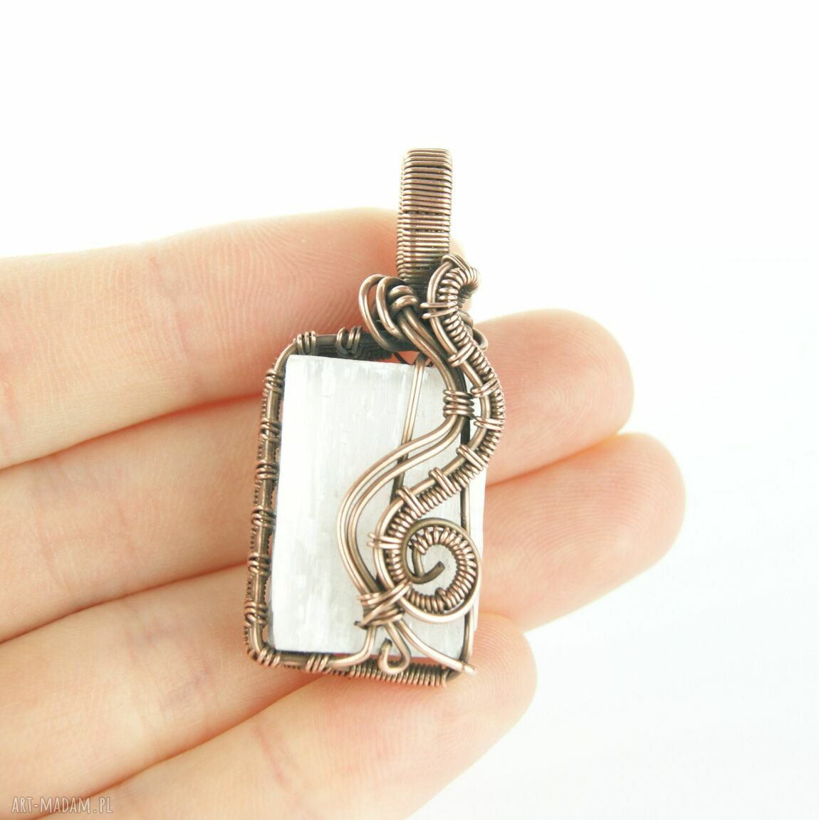 Wisiorek z selenitu w technice wire wrapping z miedzi