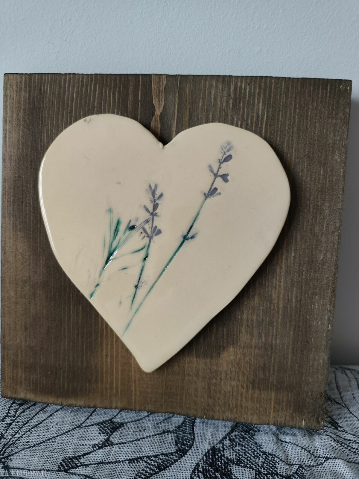 Serce ceramiczne na desce do powieszenia