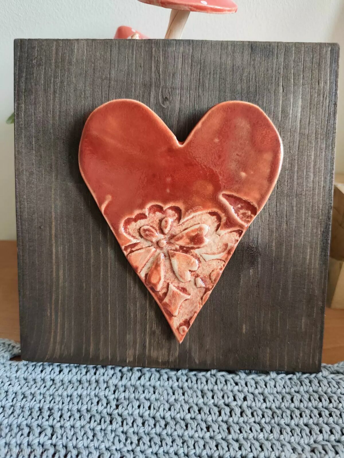 Ręcznie wykonane ceramiczne serce na desce z kwiatowym motywem