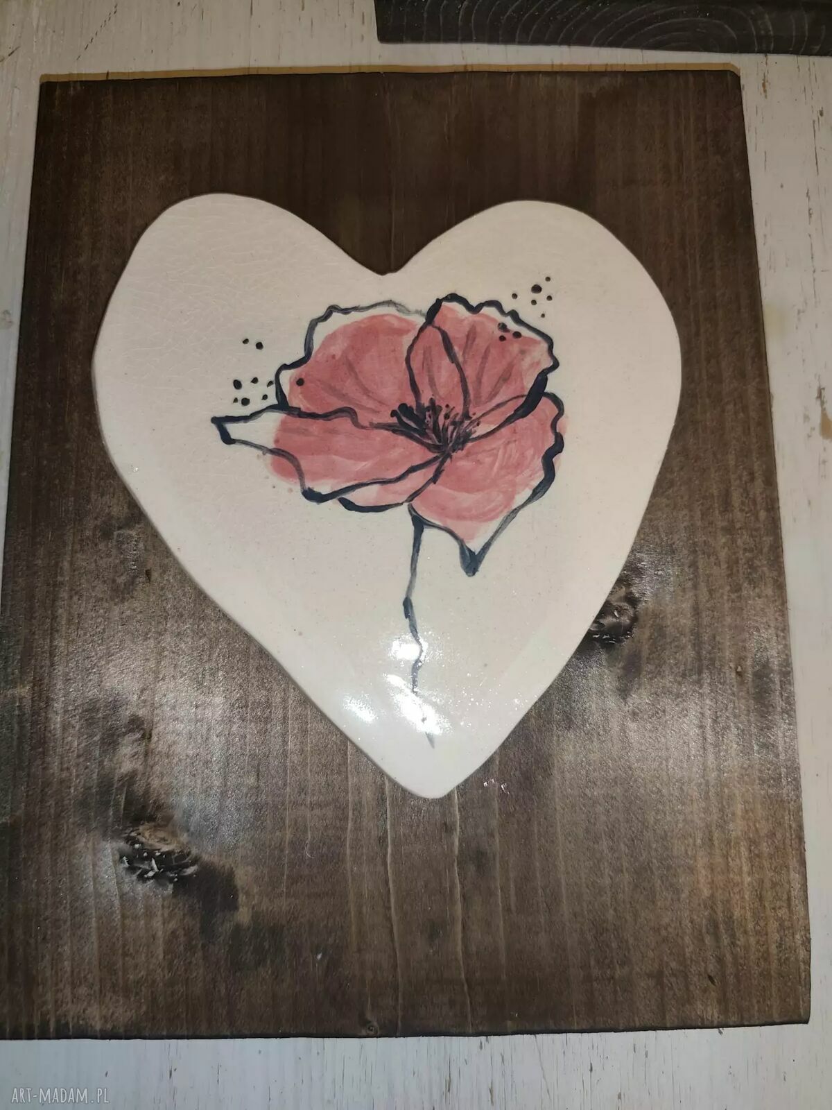 Ceramiczne serce z makiem na desce