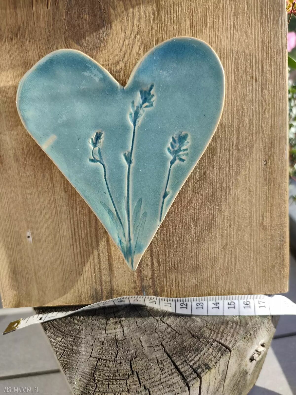 Turkusowe serce ceramiczne na drewnianej desce