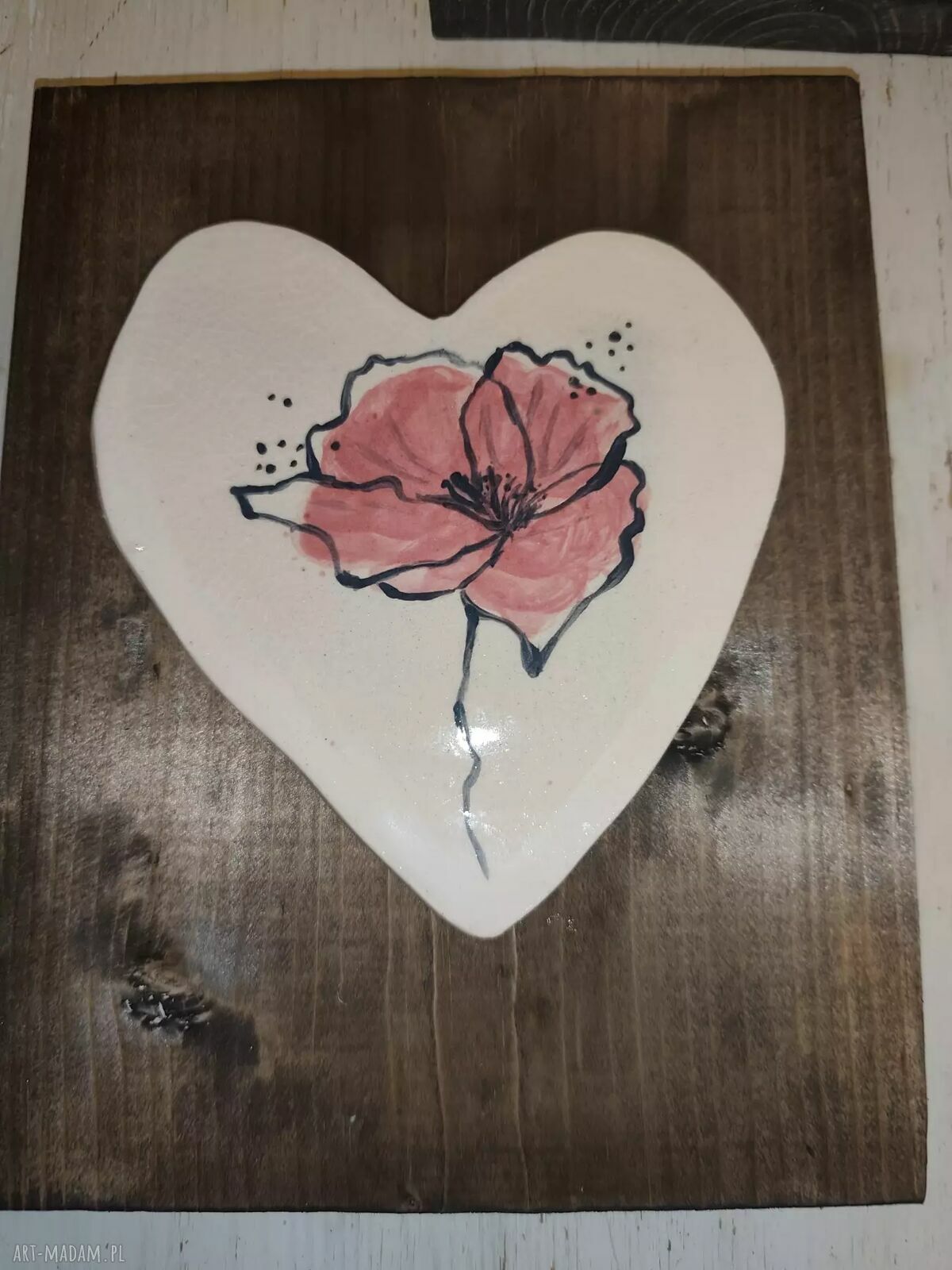 Ceramiczne serce z makiem na desce