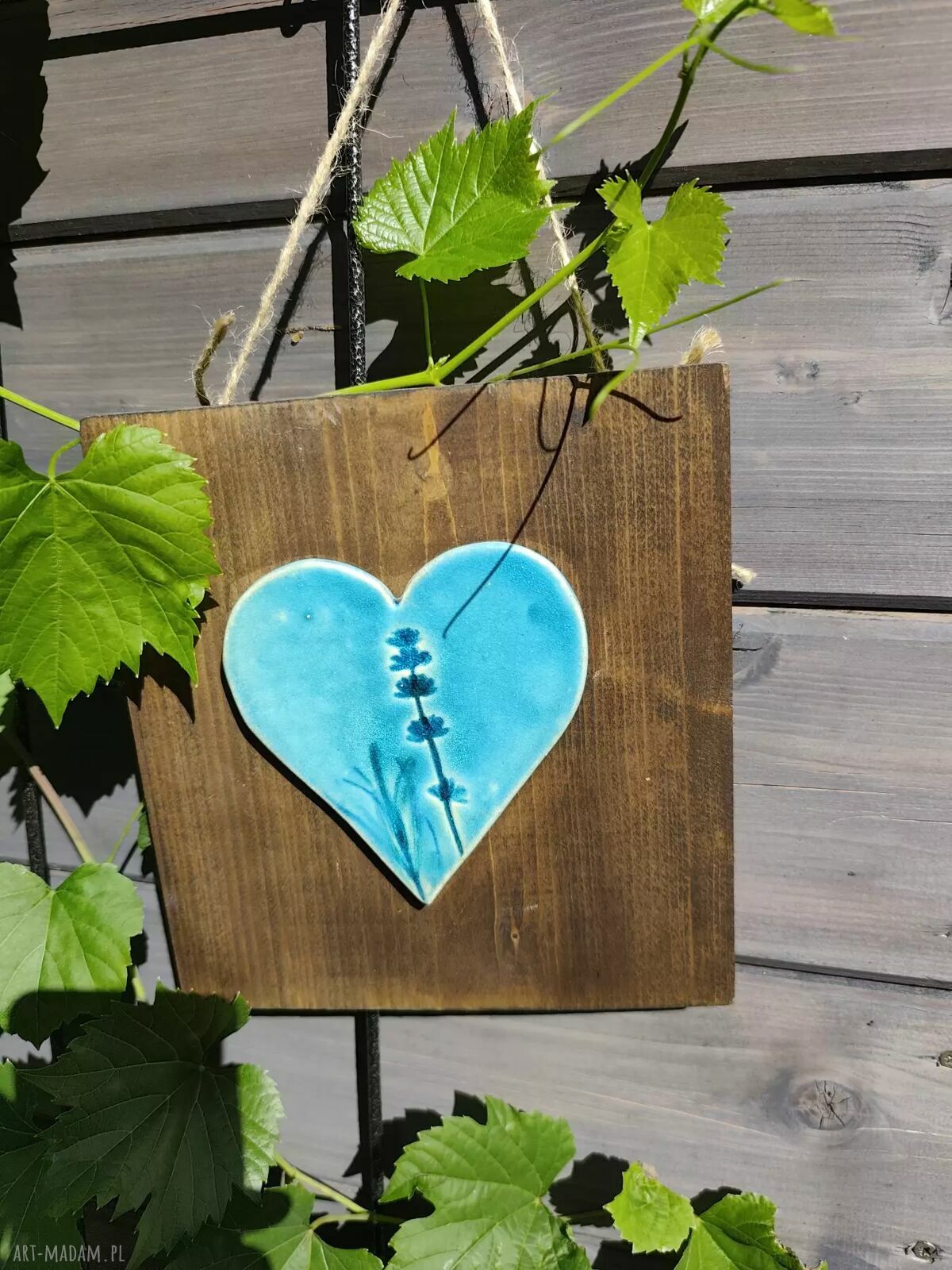 Turkusowe serce ceramiczne na drewnianej desce