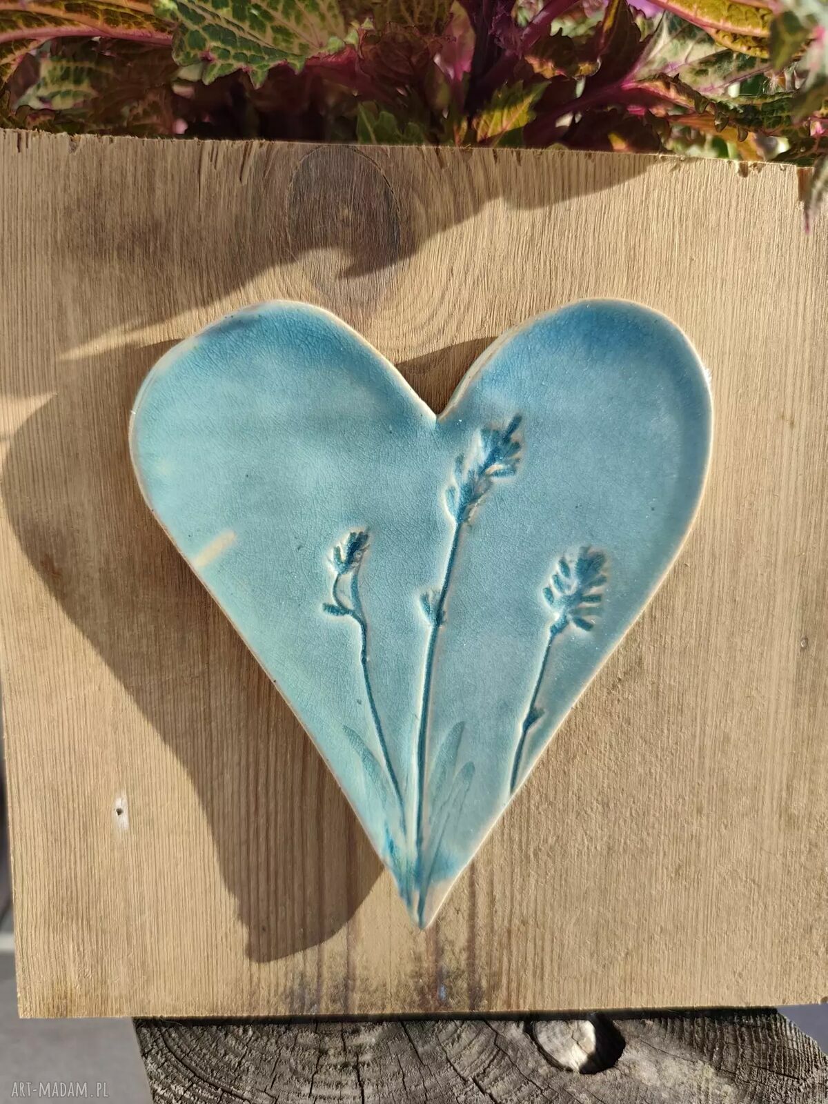 Turkusowe serce ceramiczne na drewnianej desce