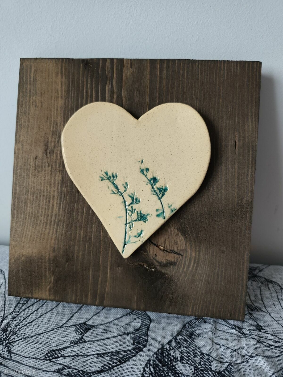 Ceramiczne serce na desce z gałązkami - dekoracja ścienna handmade