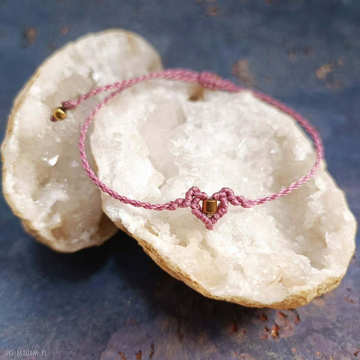 Serduszko z hematytem w makramie - amulet na szczęście